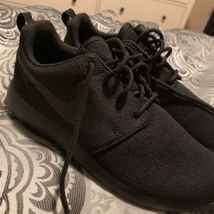 All black Roche Nike’s